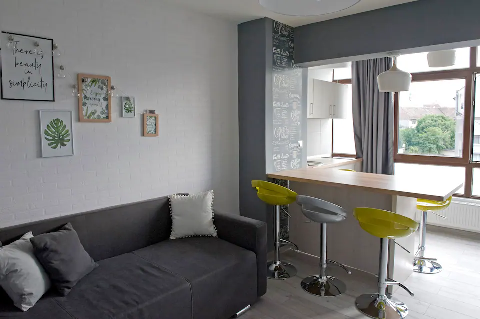 FLH - Spacious Apt with AC and Pkg - 10 min walk to old town